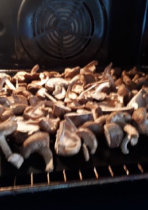 Une photo de Champignons shiitakes séchés au four