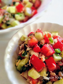Una foto de 105.🥗"Pipirrana" (vegana o no) con hierbabuena y salmón🍅🥒🌿🐟