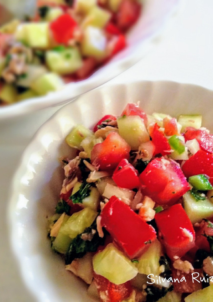 Una foto de 105.🥗"Pipirrana" (vegana o no) con hierbabuena y salmón🍅🥒🌿🐟
