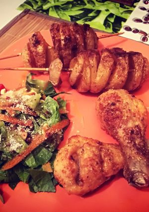Csirkecomb parmezán köntösben pálcikán sült burgonyával & salival recept fotója