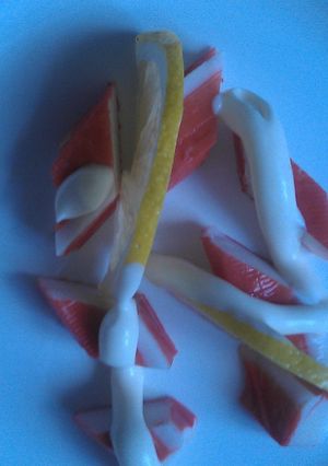 Una foto de Palitos de cangrejo con limón