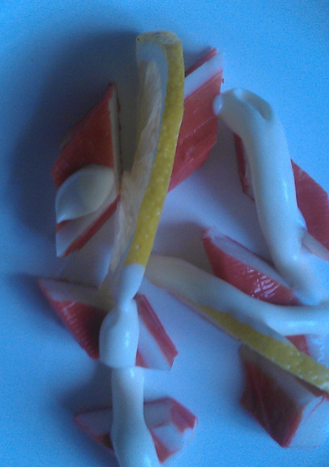 Una foto de Palitos de cangrejo con limón