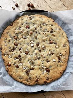 Une photo de ☆Cookie Géant, Pépites de Chocolat Noisettes☆