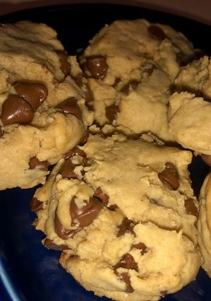 A picture of Thick && chunky chewy chocolate chip cookies 🍪.