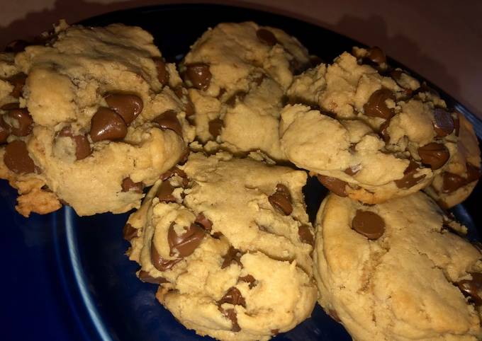 Thick && chunky chewy chocolate chip cookies 🍪
