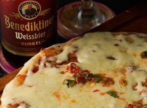 Una foto de Pizza muzarella con salsa picante 🥵 🌶