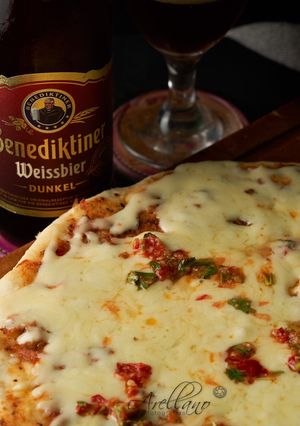 Una foto de Pizza muzarella con salsa picante 🥵 🌶