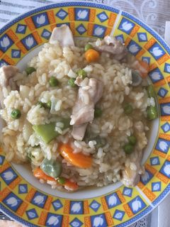 Una foto de Arroz de pollo y verduras con caldo de aprovechamiento
