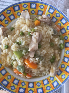 Una foto de Arroz de pollo y verduras con caldo de aprovechamiento