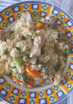 Una foto de Arroz de pollo y verduras con caldo de aprovechamiento