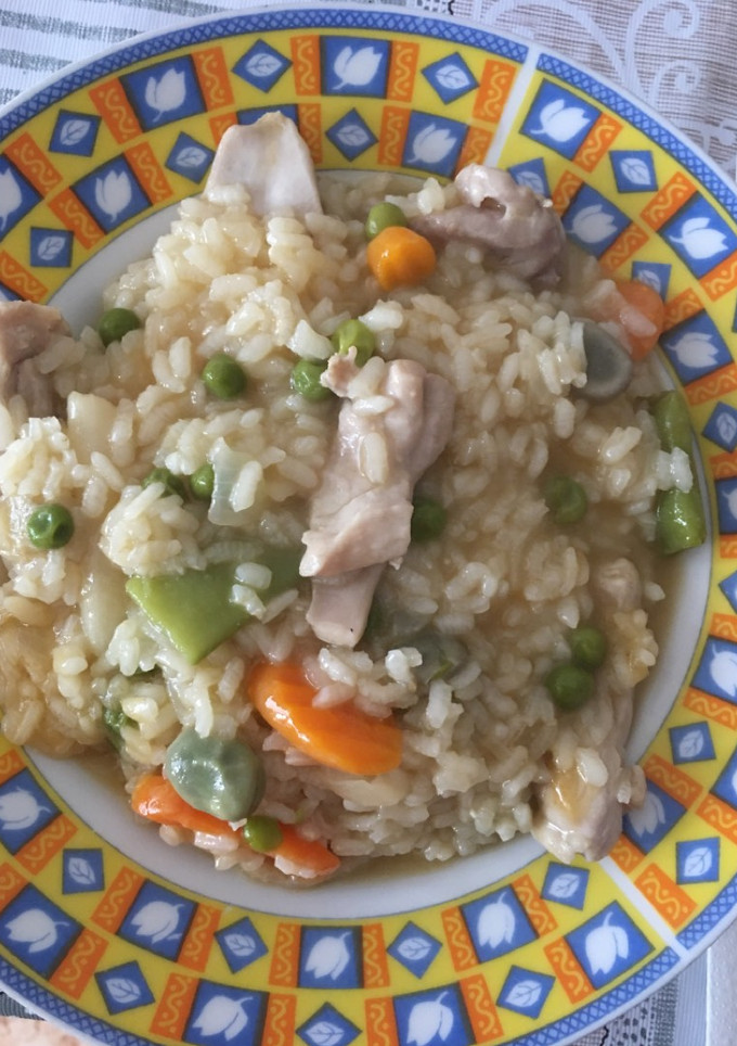 Una foto de Arroz de pollo y verduras con caldo de aprovechamiento