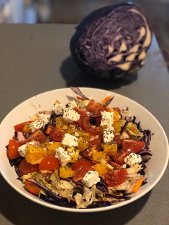 Una foto de Ensalada de col, naranja y queso