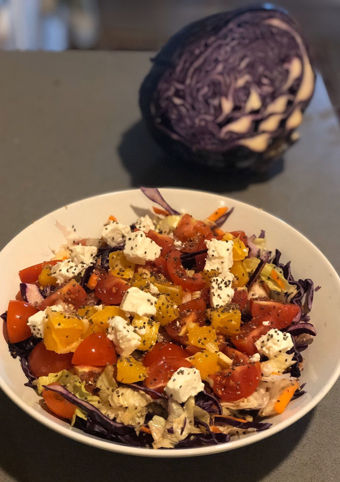 Una foto de Ensalada de col, naranja y queso