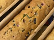 Una foto de budín de cerezas