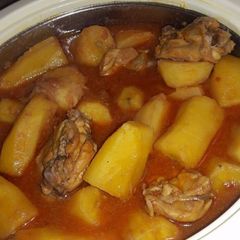 A picture of Beef stew with Matoke.