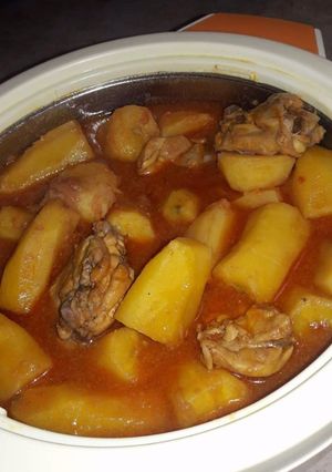 A picture of Beef stew with Matoke.
