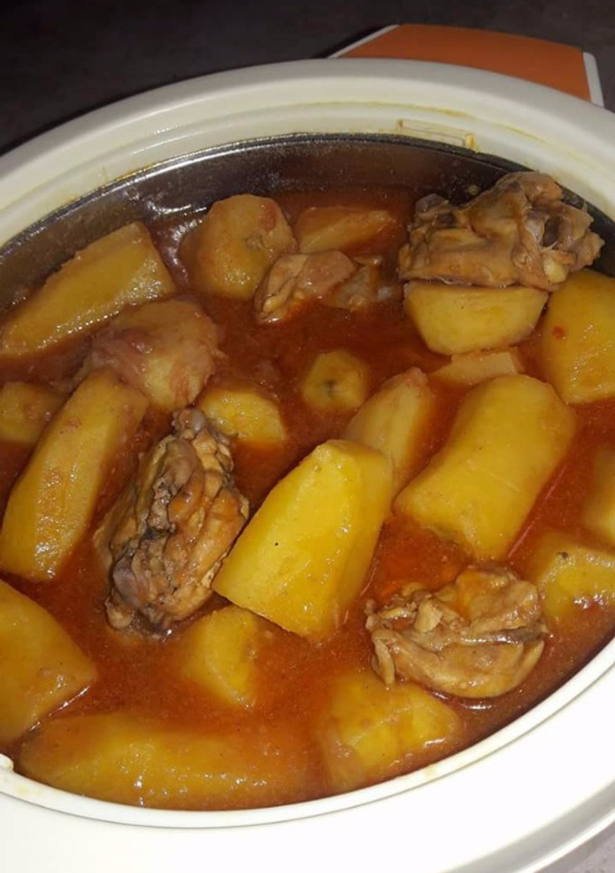 A picture of Beef stew with Matoke.