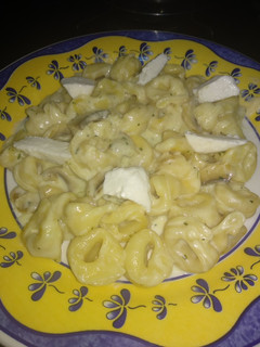 Una foto de Tortellinis con nata, champiñones y queso fresco de cabra