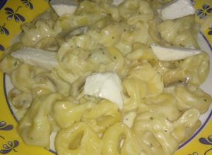 Una foto de Tortellinis con nata, champiñones y queso fresco de cabra