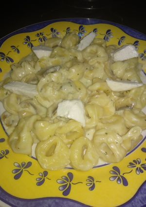 Una foto de Tortellinis con nata, champiñones y queso fresco de cabra