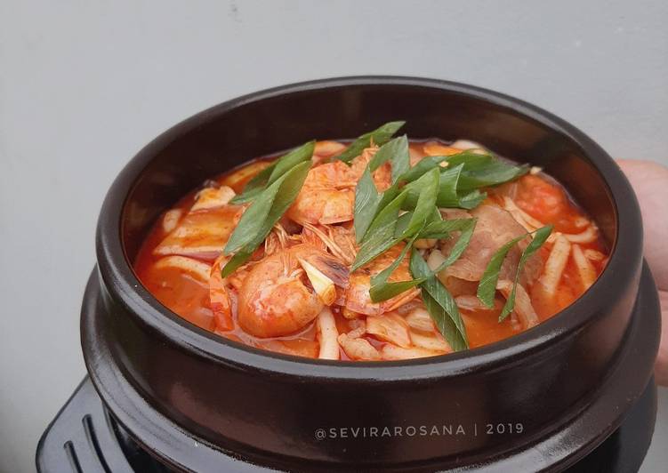 Cara Gampang Membuat Jjamppong (Spicy Korean Seafood Soup) Anti Gagal