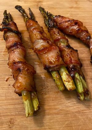 A picture of Bbq bacon wrapped asparagus.