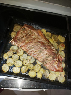 Una foto de Costilla al horno con patatas