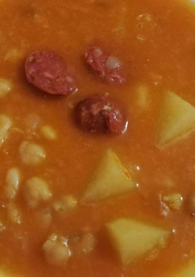 Una foto de Potaje de garbanzos con habichuelas blancas