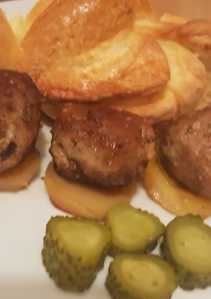 O poză a rețetei CHIFTELE DIN CARNE DE PUI CU CARTOFI, CIUPERCI, DOVLECEI.