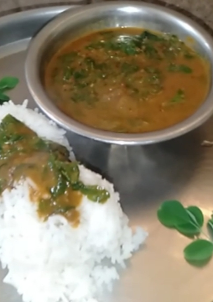 முருங்கைக் கீரை தக்காளி குழம்பு செய்முறை முக்கிய புகைப்படம்