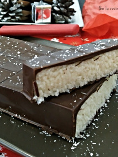 Una foto de Turrón de coco y chocolate