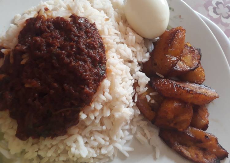 Rice,egg and fried plantain