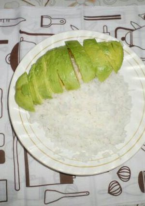 A picture of Plain rice served with avocado.