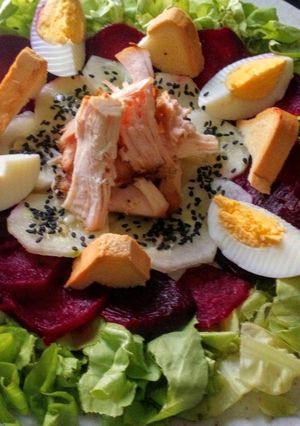 Una foto de Ensalada de remolacha, pepino, huevo y pollo