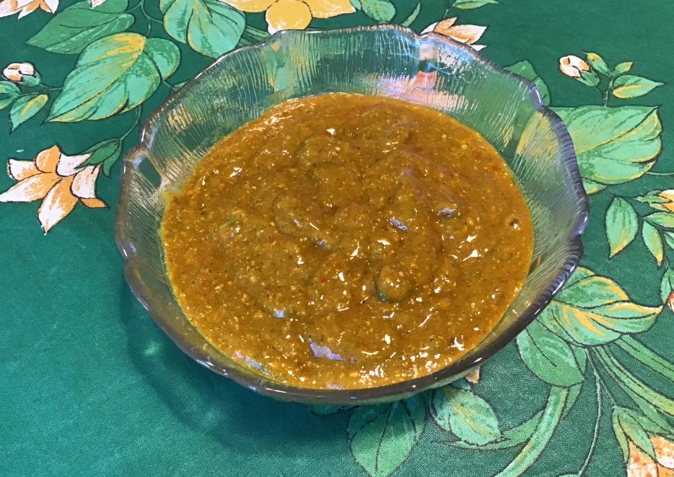 Sauce à la moutarde aigre douce, épices, tomate et romarin
