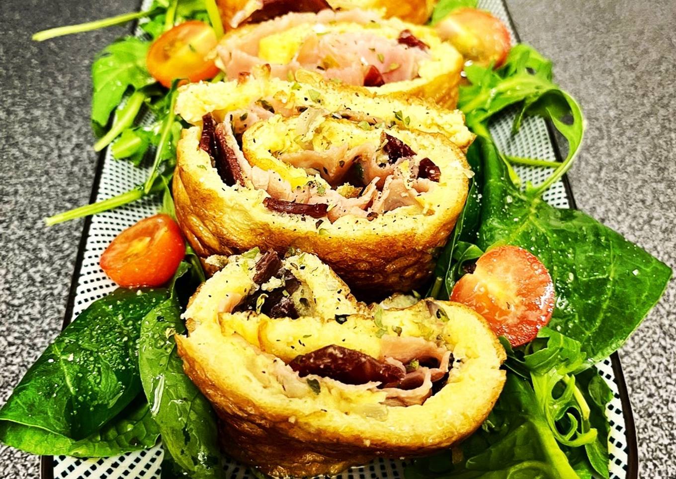 Roll de tortilla rellena de dúo de jamón y cebolla