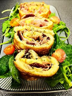 Una foto de Roll de tortilla rellena de dúo de jamón y cebolla
