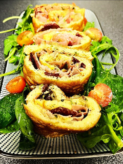 Una foto de Roll de tortilla rellena de dúo de jamón y cebolla