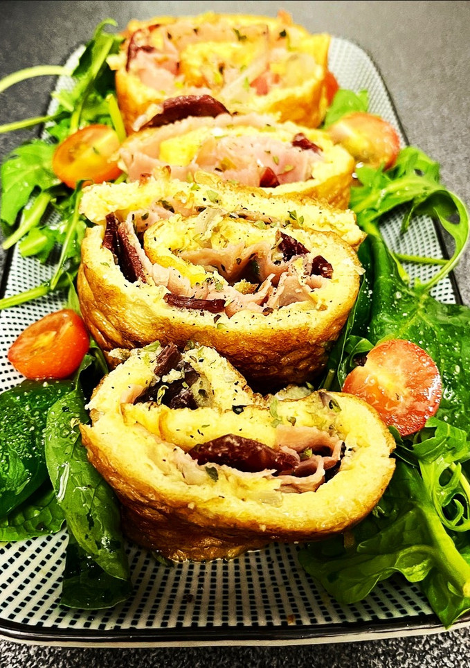Una foto de Roll de tortilla rellena de dúo de jamón y cebolla