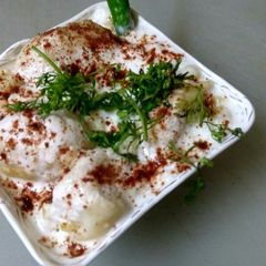 A picture of Dahi bhalla.