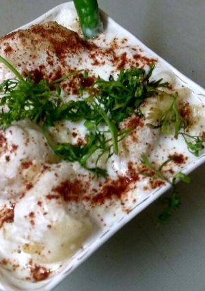 A picture of Dahi bhalla.