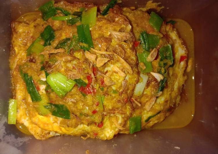 Telur ceplok bumbu kunyit