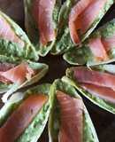 Barcas de endibia aguacate quesitos y salmón