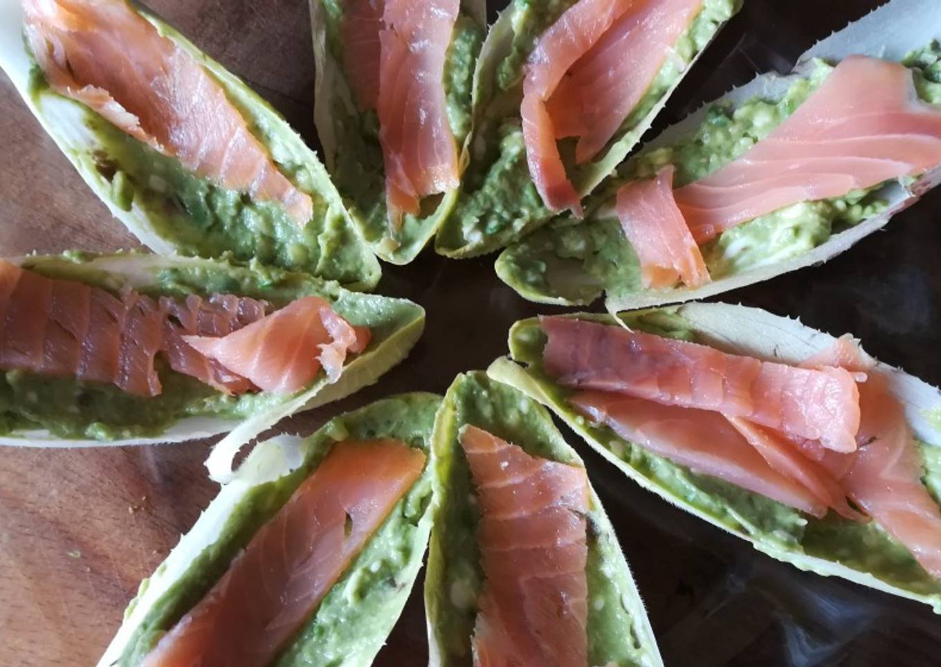 Barcas de endibia aguacate quesitos y salmón