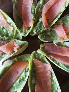 Una foto de Barcas de endibia aguacate quesitos y salmón