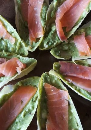 Una foto de Barcas de endibia aguacate quesitos y salmón