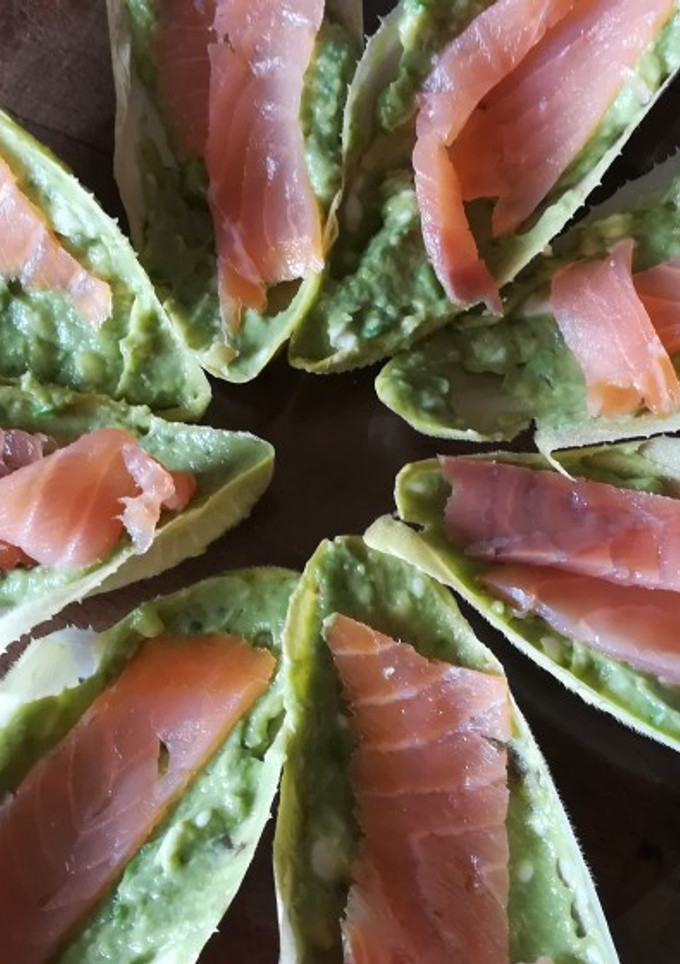 Una foto de Barcas de endibia aguacate quesitos y salmón