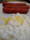 Salchichas con huevo poché
