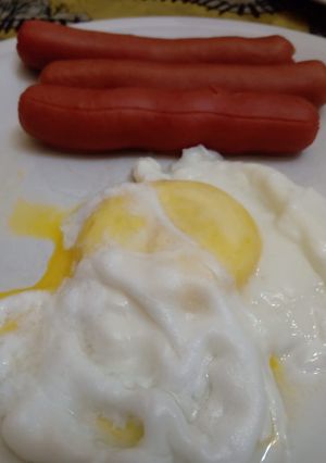 Una foto de Salchichas con huevo poché
