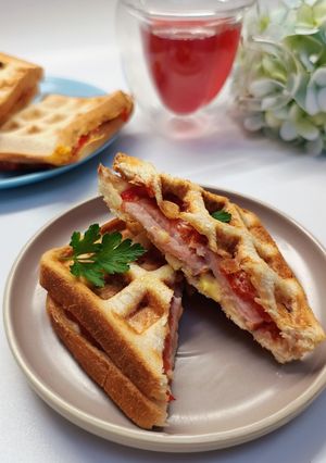 A picture of Hot Sandwiches in a Waffle Maker — A Quick 3-Minute Breakfast! 🧇🥪.